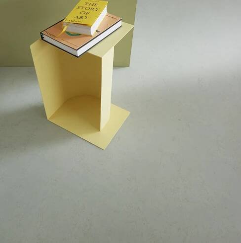 Přírodní Marmoleum se se socialistickým PVC nedá v ničem srovnat, říká architekt René Dlesk. Hodí se do paneláku, kanceláří