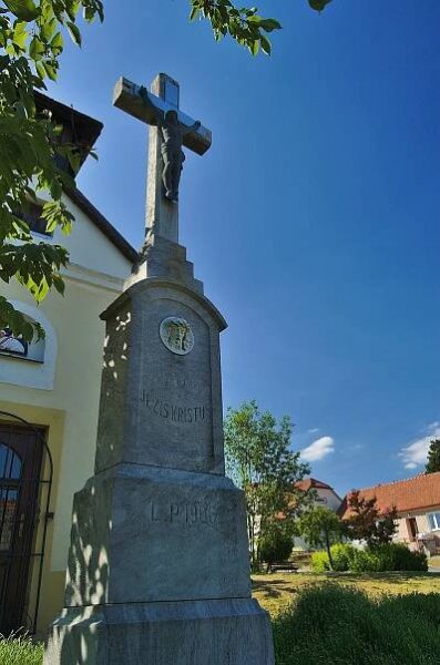 Soubor:Kříž před kaplí, Žďár, okres Blansko.jpg – Wikipedie