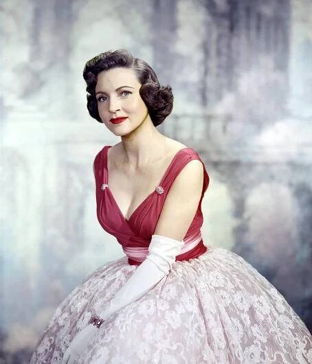 Stunning photos of a young Betty White