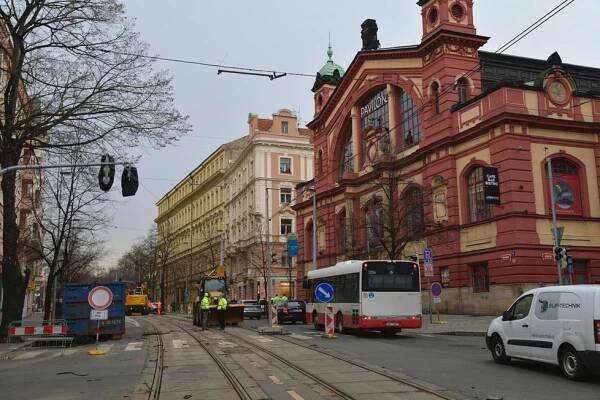 Rekonstrukce Vinohradské v plném proudu: Auta jezdí jedním směrem, zmateným cestujícím radí informátoři