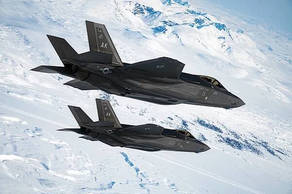 Zbraň nové generace? F-35 nabízí převahu, ale i obavy z tajného vypínače