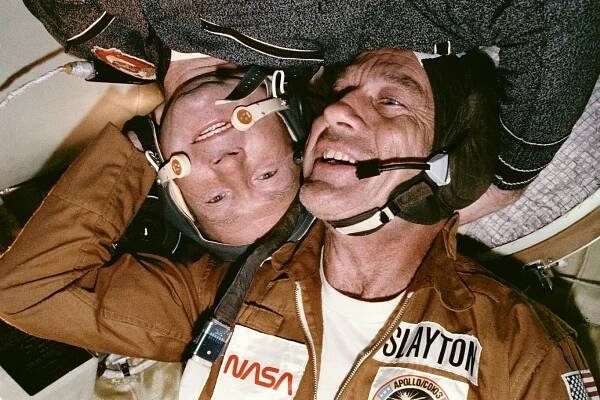 File:Astronaut Donald K. Slayton and cosmonaut Aleksey A. Leonov in the Soyuz Orbital Module.jpg - Wikimedia Commons