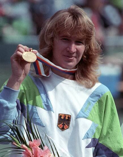 Steffi Grafová se zlatou olympijskou medailí ze... | iROZHLAS - spolehlivé zprávy