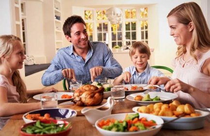 Společné stravování je pro členy rodiny mnohem více, než jen příležitostí se nasytit. Zdroj: Samphotostock