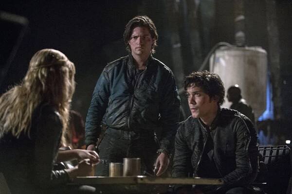 Prvních 100 - Fog of War - Z filmu - Thomas McDonell, Bob Morley