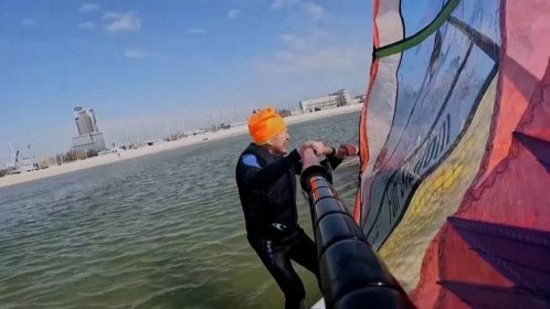 Osmaosmdesátiletý windsurfař z Polska usiluje o rekord