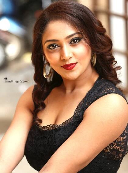Natasha Joshi – Smoking hot in black laced dress! – IndianGalz