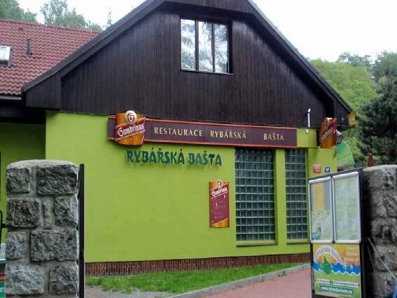 Restaurace Rybářská bašta stojí v blízkosti Hostivařské přehrady.