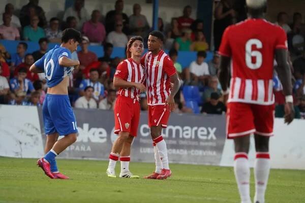 Chirino abraza a Arribas tras marcar el primer gol al Águilas.