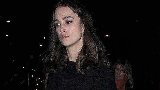 Proboha proč? Nádherná Keira Knightley ze sebe v sukni po babičce udělala stařenku