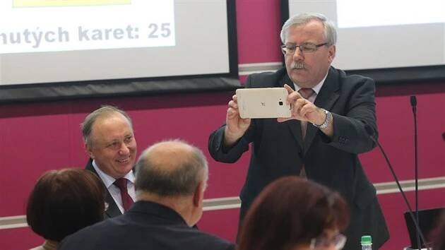 Pavel Janata fotí kolegy na ustavujícím zasedání třebíčského zastupitelstva.