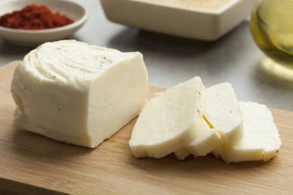 V syrovém stavu nepůsobí sýr nijak výjimečně, po tepelné úpravě ale získá úplně jiné grády