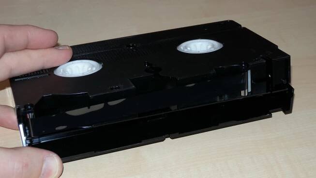 VHS-Kassette mit geöffneter Abdeckung