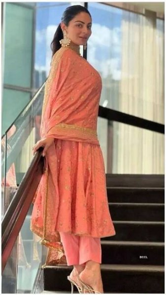 Neeru Bajwa inspired festive looks: When elegance meets style