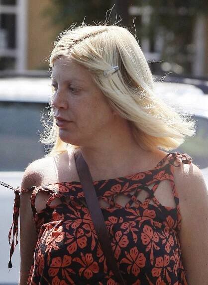 Těhotná Tori Spelling se těsně před porodem přestala líčit. Neměla to dělat