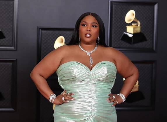 Lizzo promluvila o svém těle a současných standardech krásy: Líbí se mi být tlustá, říká zpěvačka