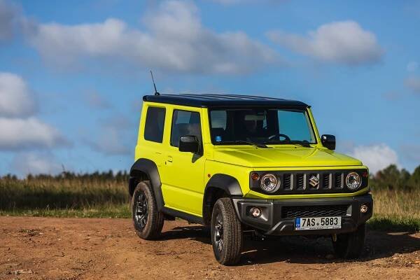 Odmocnina z Mercedesu G. Nové Suzuki Jimny dorazilo do Česka a míří z lesa do města