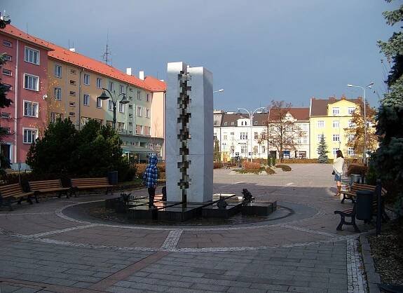 Soubor:Nový Bohumín, náměstí T. G. Masaryka, vodotrysk (01).jpg