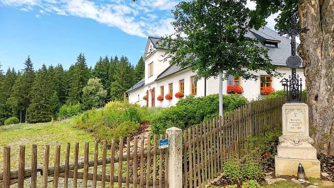Galerie Na Milovské huti nabízí unikátní sbírku českého skla. Výstavou vás provede umělá inteligence