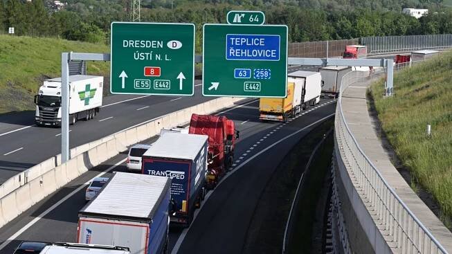 Na D5 a D8 jsou před Německem dlouhé kolony kamionů. Zdržely je hraniční kontroly