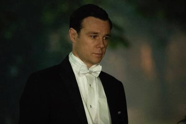 Britský herec Rupert Evans ztvární v druhé řadě Bridgertonových postavu Edmunda, zesnulého otce rodiny