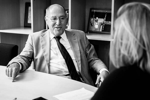 Gregor Gysi am Schreibtisch in seinem Büro_40Stunden