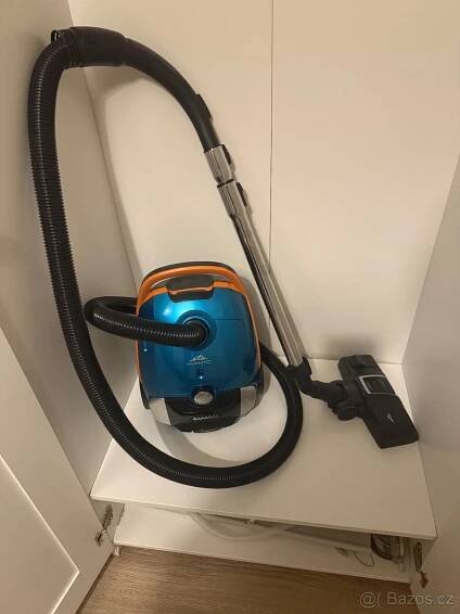 Podlahovy Vysavač / vacuum cleaner - Brno