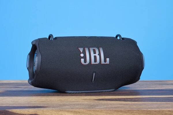 JBL Xtreme 4 vs. JBL Xtreme 3 Vergleich seitliche Ansicht des Xtreme 4