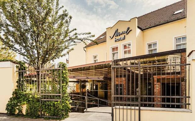 Jižní Morava (nejen) pro vinaře: Hotel Mariel *** v centru Znojma se snídaněmi a degustací 12 vzorků vín