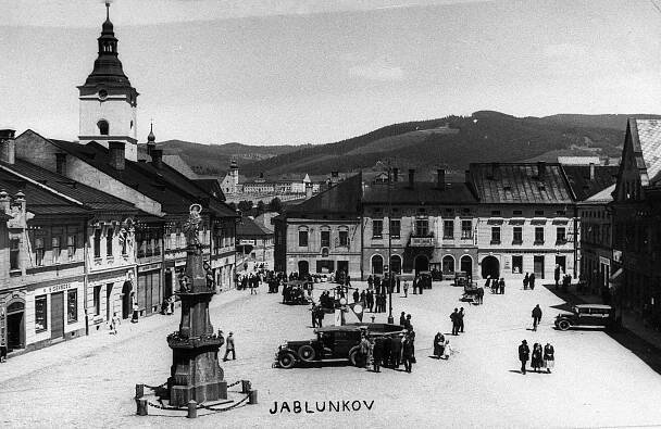 Jablunkov, náměstí s kostelem a průhledem k novému klášteru; 30. léta 20. století (sbírka Jiřího Fiedlera).