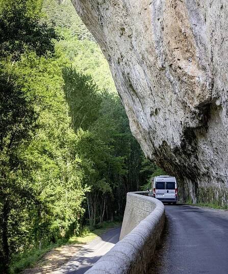 Jižní Francie: kaňony, pustá náhorní plošina a kamenné město kousek od nejvyššího mostu Evropy – Silver On The Road
