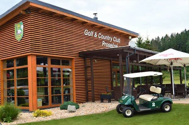 Golf & Country Club Prosečné - Golf pro každého! Přijďte si zahrát golf na hřiště nedaleko Vrchlabí! Nabízíme prostředí
