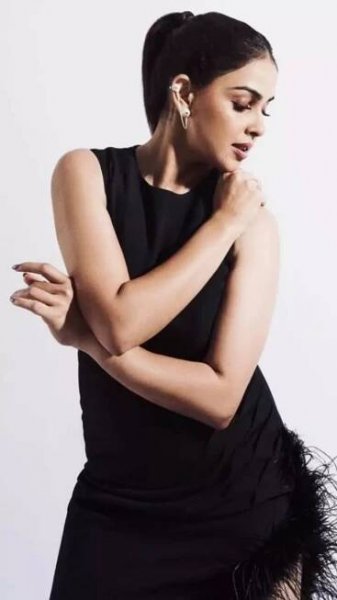 Genelia D'souza's impressive western looks