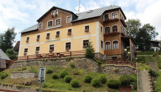 Pohled na penzion z parkoviště před ním