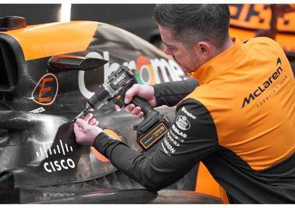Aku příklepová vrtačka 18V/2x5,0Ah limitovaná edice McLaren DeWALT DCD85MP2T 