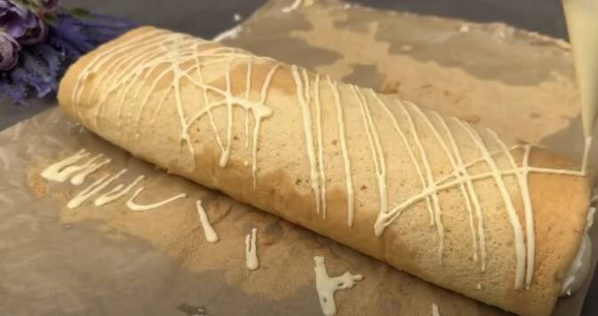 Piškotová roláda se smetanovým citronovo-ricottovým krémem a bílou čokoládou