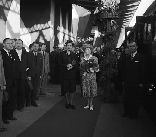 Magda Lokvencová-Husáková na snímku z roku 1947 s manželkou tehdejšího prezidenta Beneše Hanou.