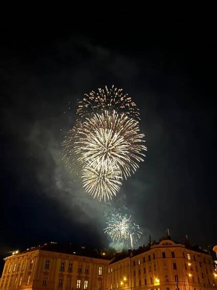 V Brně začal festival ohňostrojů. První show rozzářila nebe nad Špilberkem
