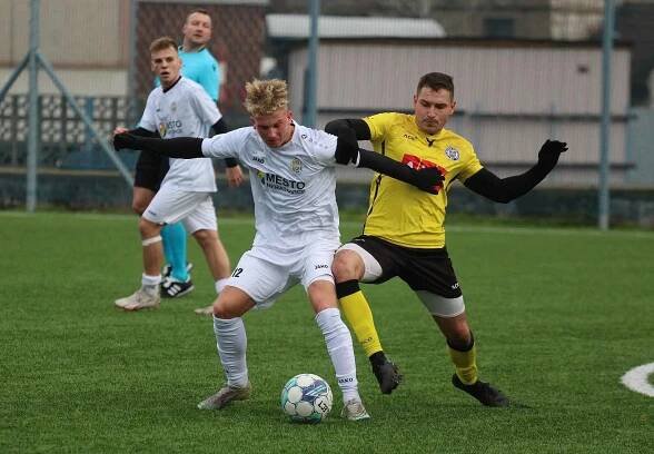 Fotbalisté Neratovic (v bílém) v přípravném utkání porazili třetiligové Benátky 2:1.