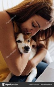 Stáhnout - Zblízka krásná žena líbala svého psa Jacka Russella teriéra při západu slunce — Stock obrázek