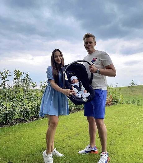 Jedna z nejkrásnějších fitnessek se stala maminkou. Dva dny po porodu už je doma a ve formě