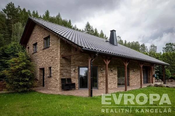 Rodinné sídlo 618m2, dům, vila v malebné přírodě, výhledem, dům pro hosty 2+1, garáž 130m2, wellness, bazén sauna, terasa