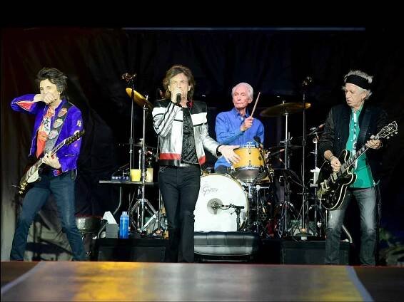 ROLLING STONES. Nejdéle hrající čtveřici to na pódiu stále funguje. Jiskří to mezi nimi a hrají s neutuchajícím elánem.