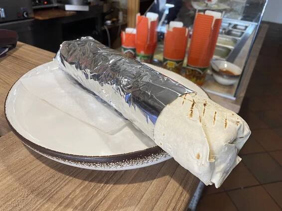 Döner nebo dürüm kebab i se sýrem v centru Hradce: žádná rezervace, otevřeno do noci
