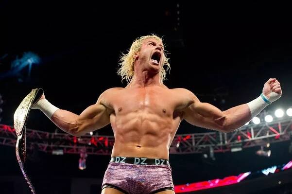 Dolph Ziggler becomes WWE World Heavyweight Champion after cashing in his Money In The Bank briefcase