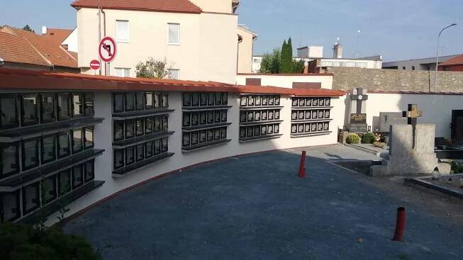 Slavkovské kolumbárium a hřbitovní zeď obnovili po nehodě. Pomohla pojistka
