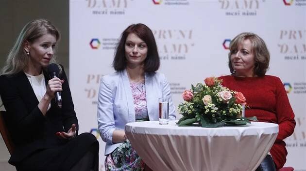 Michaela Hořejší Horáčková, Monika Hilšerová a Klára Fischerová při debatě partnerek kandidátů na Hrad