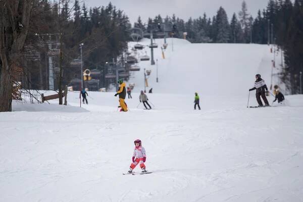 VIDEO: Ski areály na Bruntálsku přilákaly lyžaře z jižní Moravy i Vysočiny