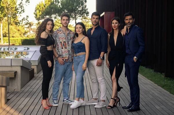 Cemre Baysel, Özge Yağız, Emre Bey, Tolga Mendi, Defne Samyeli, Cansel Elçin - Mé lepší já - Promo