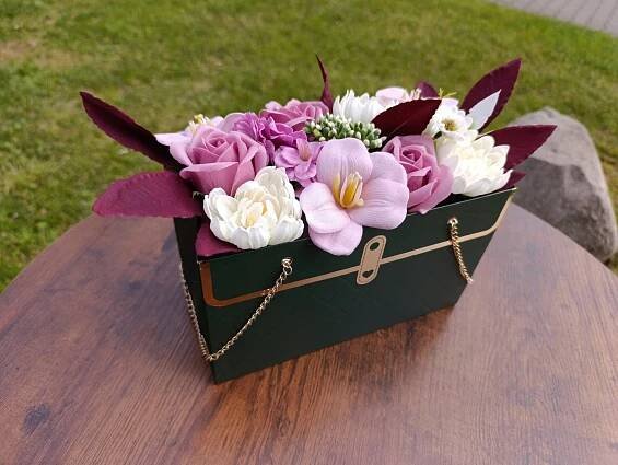 FLOWER BOX VELKÉ MÝDLOVÉ KVĚTINY KYTICE RŮŽÍ JAKO DÁREK KE DNI MATEK K NAROZENINÁM za 599.00CZK - Allegro